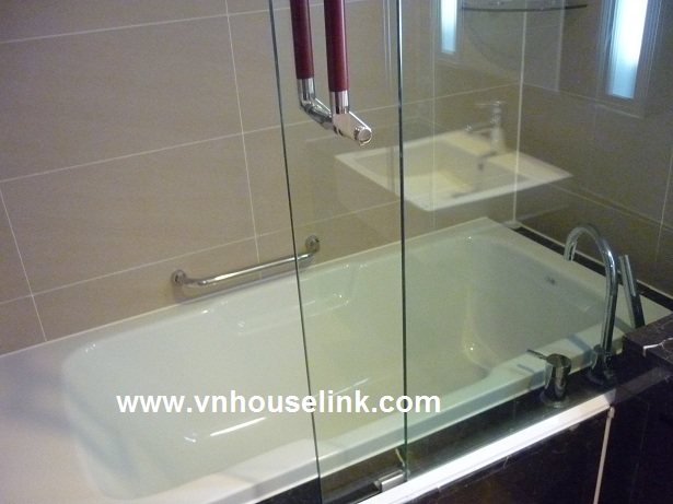 Apartment on the middle floor of Tower B, Keangnam, Tu Liem for rent 1